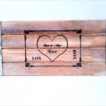 Caja de madera con bordes metálicos y corazón lox box
